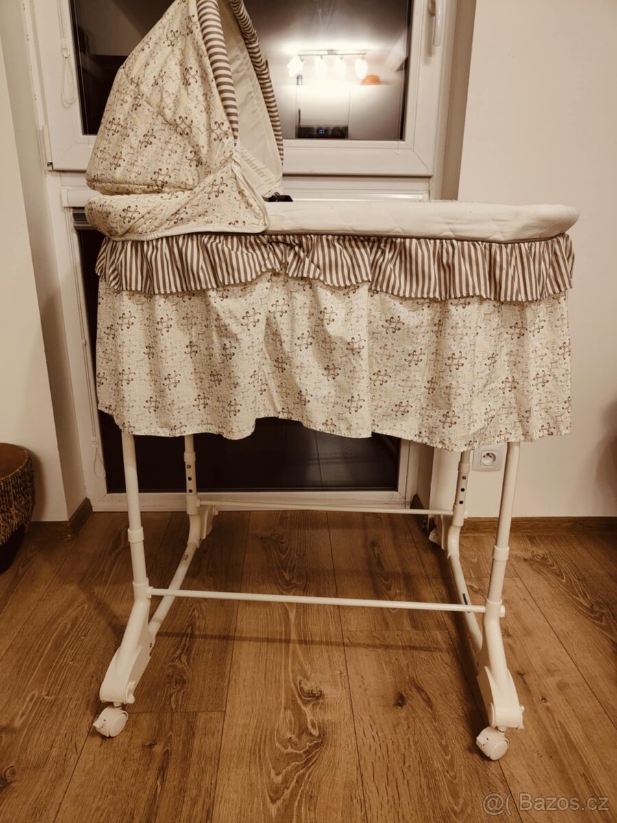 První dětská postýlka pro novorozence