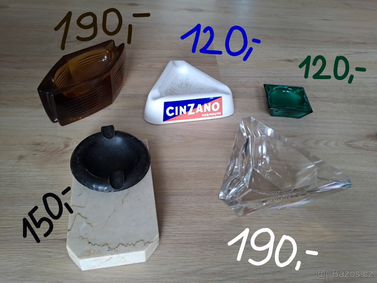 Různé skleněné nebo mramorové popelníky