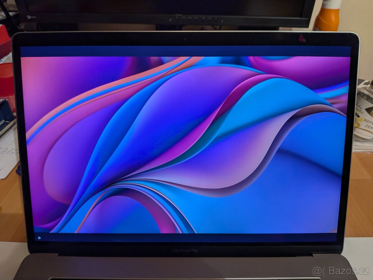 MACBOOK PRO 15" Core i7, 16GB RAM, 256 GB SSD pěkný