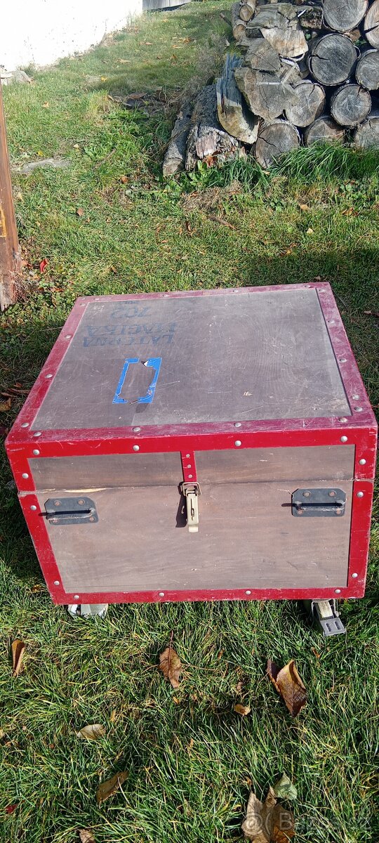 Dřevěná skříňka