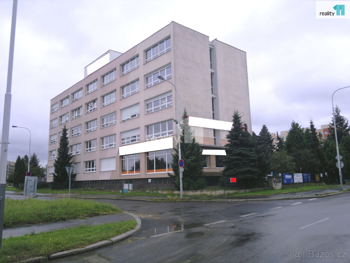 Pronajmeme kancelář – 17 m² v administrativní budově se služ