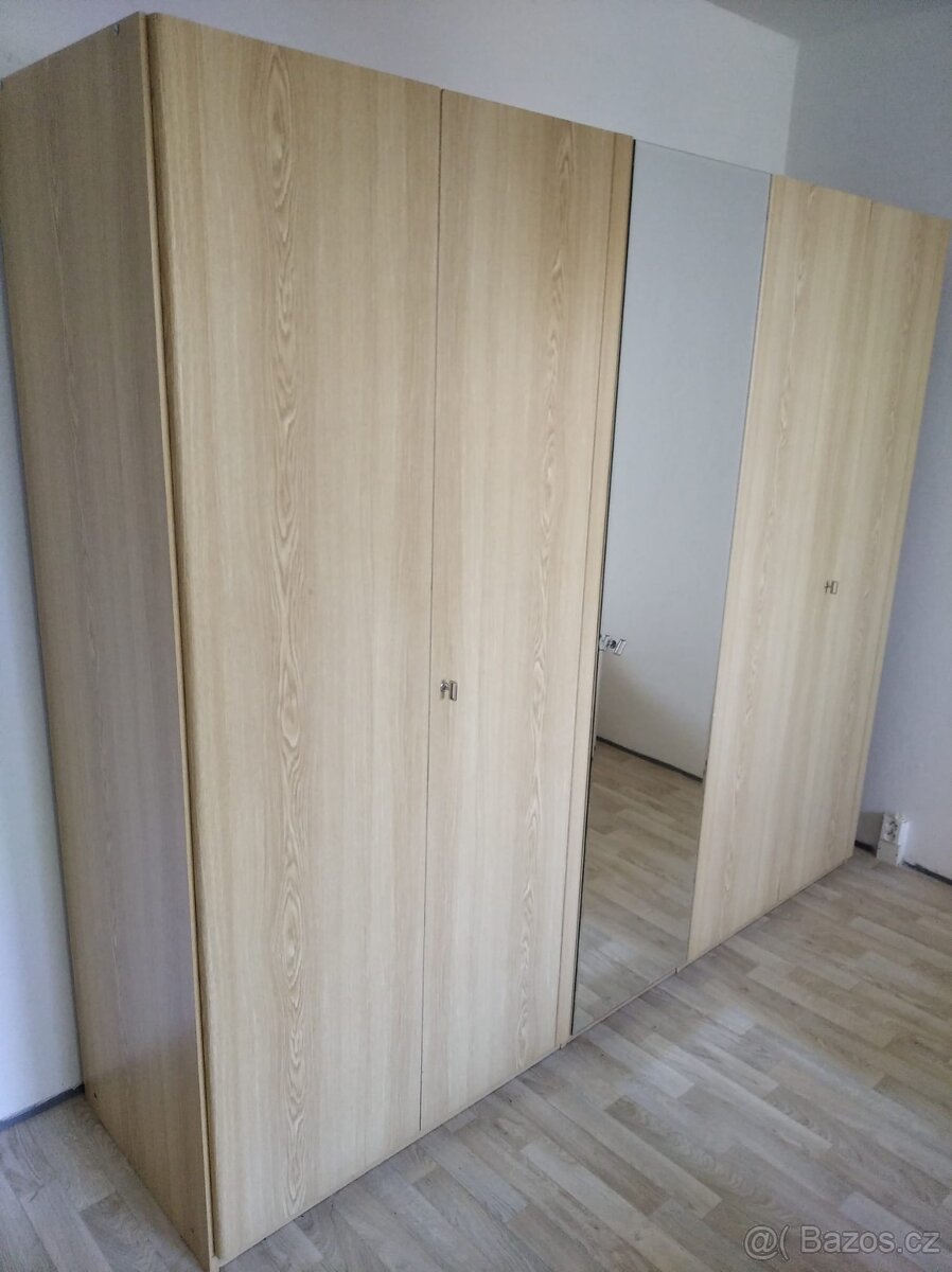 Velká šatní skříň se zrcadlem