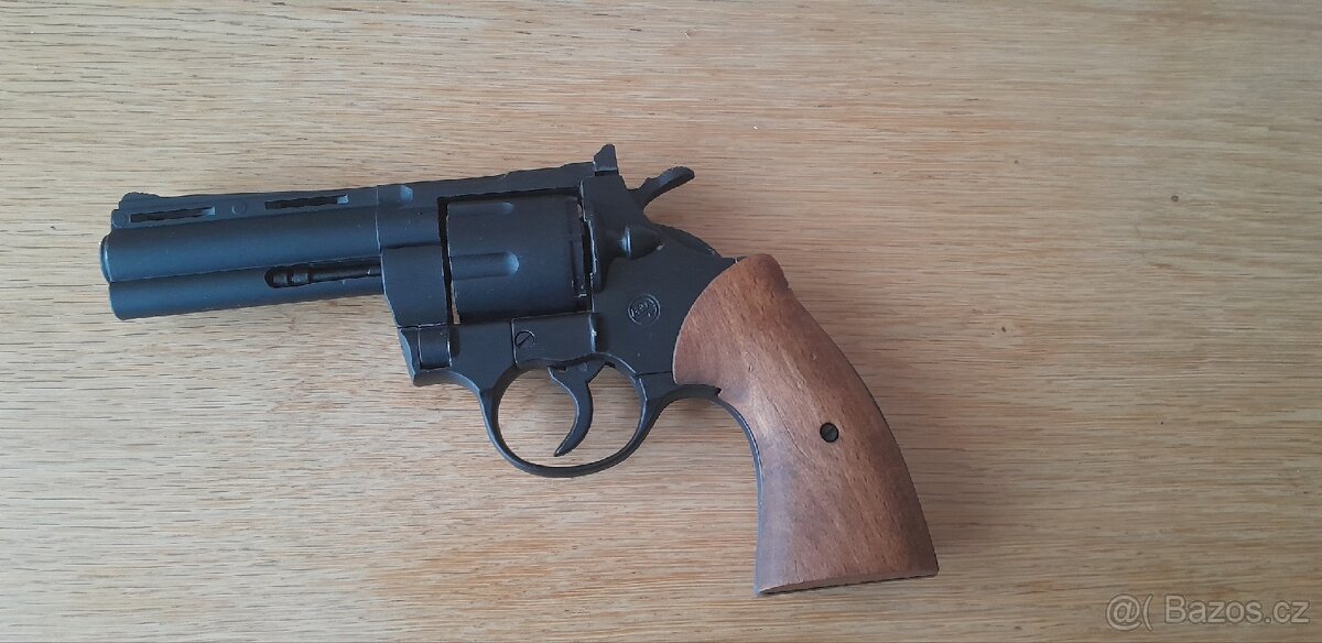 Plynová pistole Magnum.