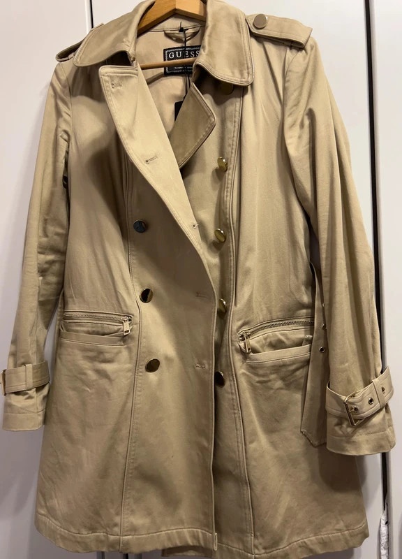 Nádherný camel trenchcoat zn Guess S