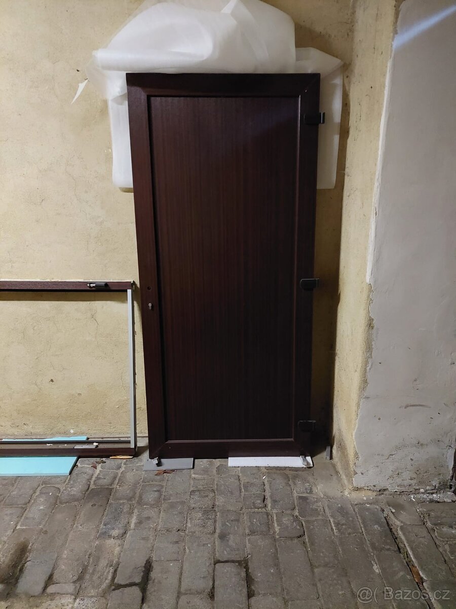 Nové plastové dveře