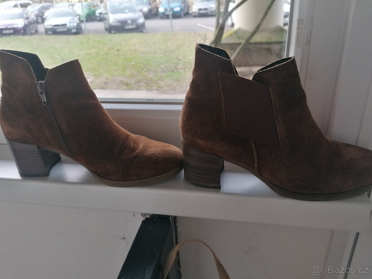 dámské boty. zimní obuv. Kozačky a zimní boty. semišové polo