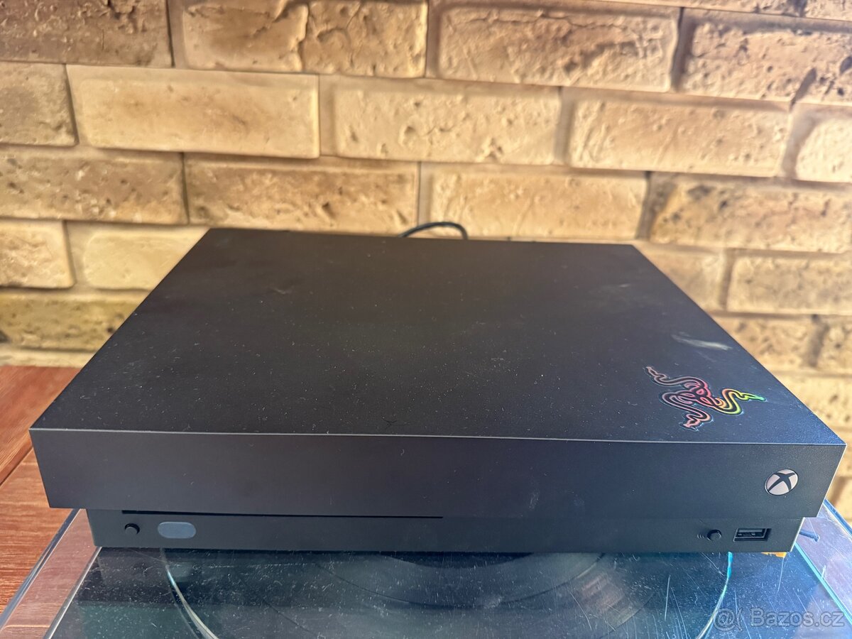 Xbox One X + Kinect + 2 orig ovladače + Hra Kinect Rivals