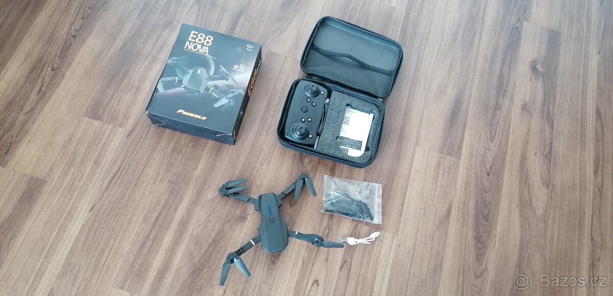 Dron, 2x kamera (přední, spodní), náhradní díly a brašna