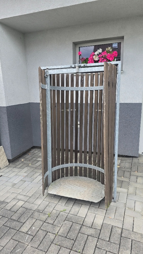 Otočný rám na popelnici