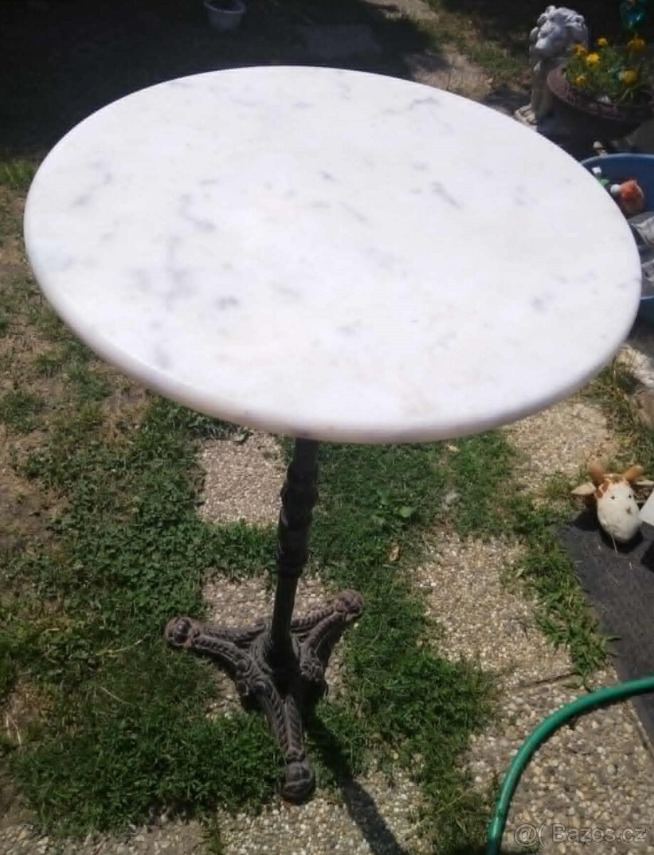 Mramorový kulatý barový stolek vysoký 107 cm na litinové noz