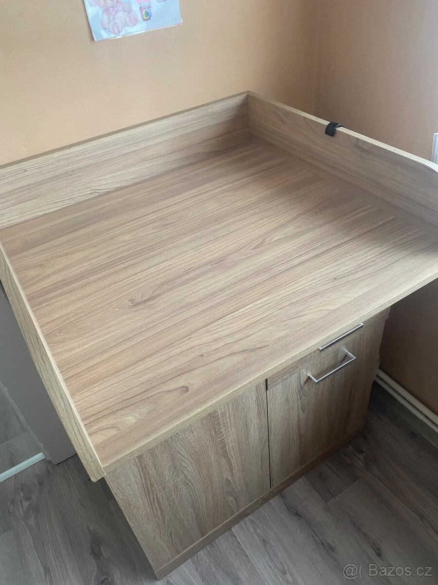 Přebalovací pult na komodu