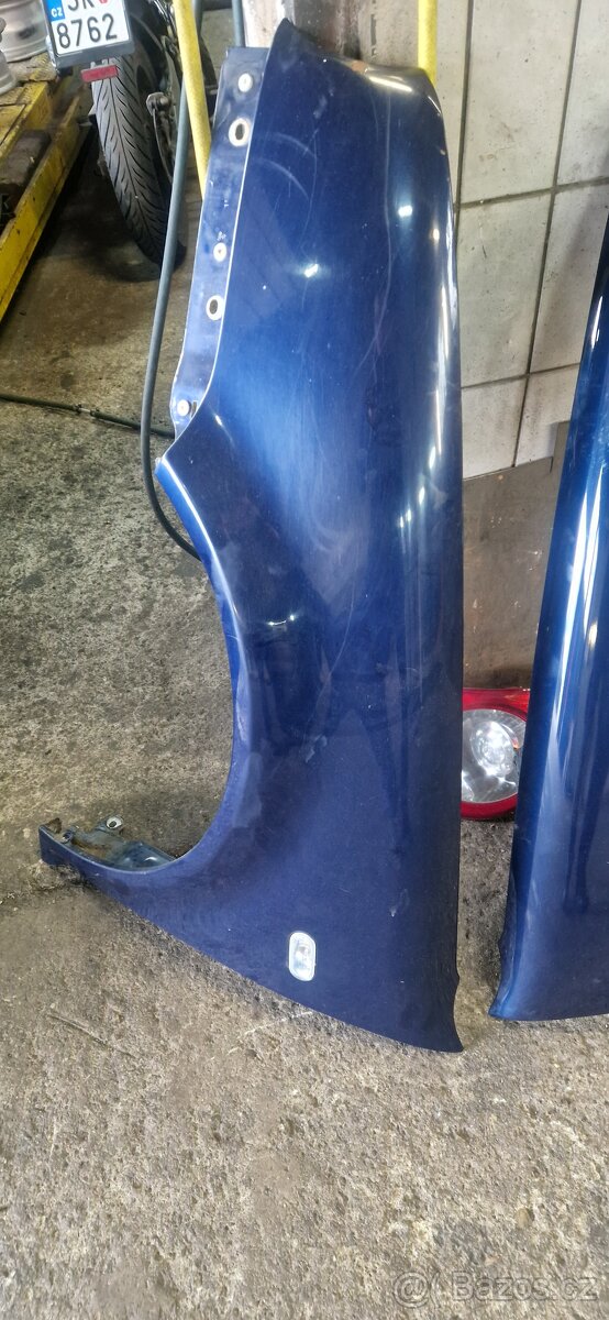VW Golf 4 predni Blatníky barva LB5N