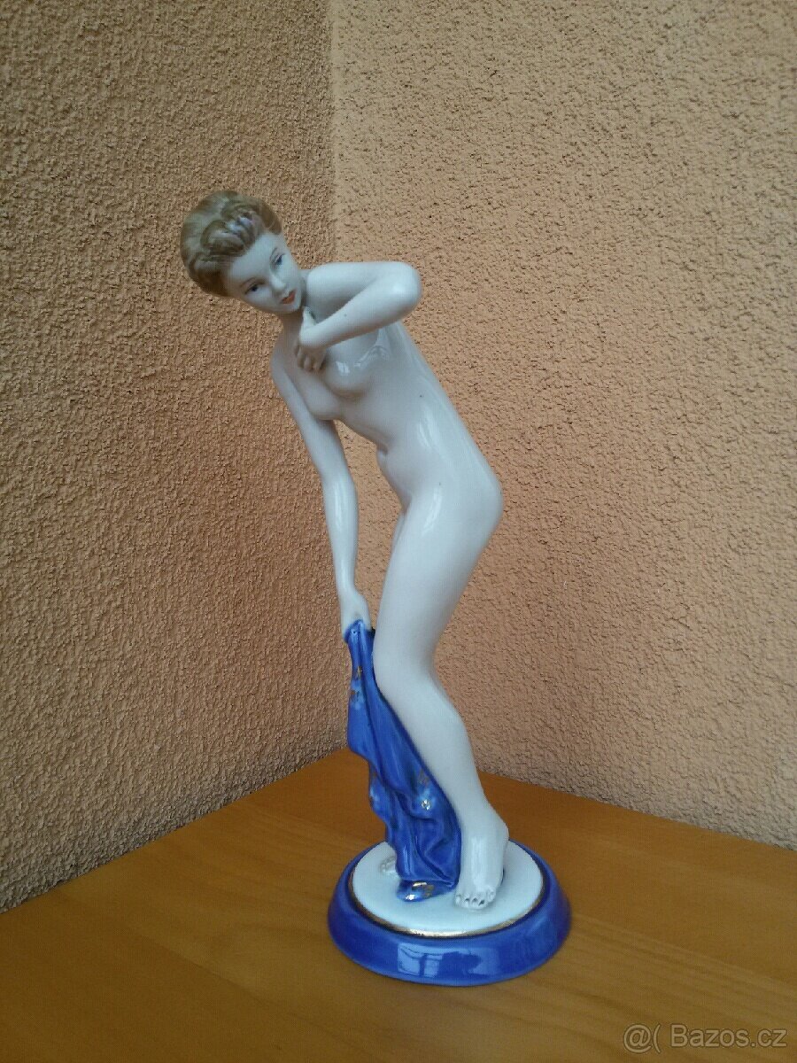 STAROŽITNA PORCELÁNOVA SOŠKA, DÍVČÍ AKT.