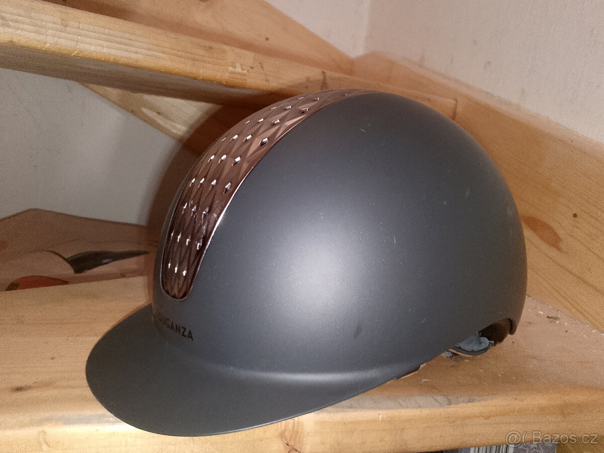 Jezdecká přilba