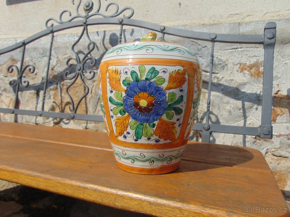 Starý džbán-keramika.