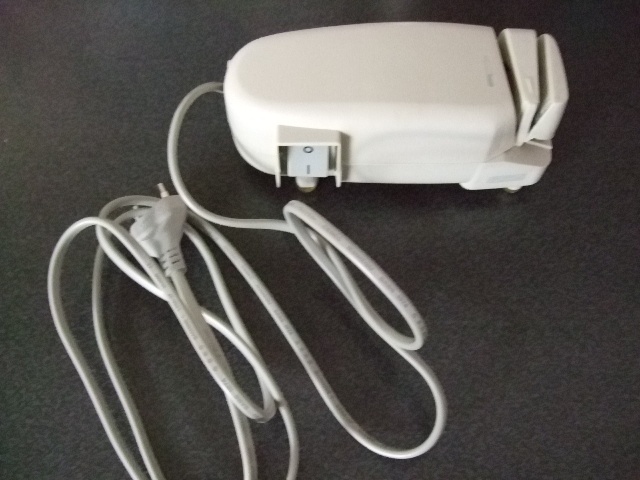 ELEKTRICKÝ BROUSEK NA NOŽE A NŮŽKY