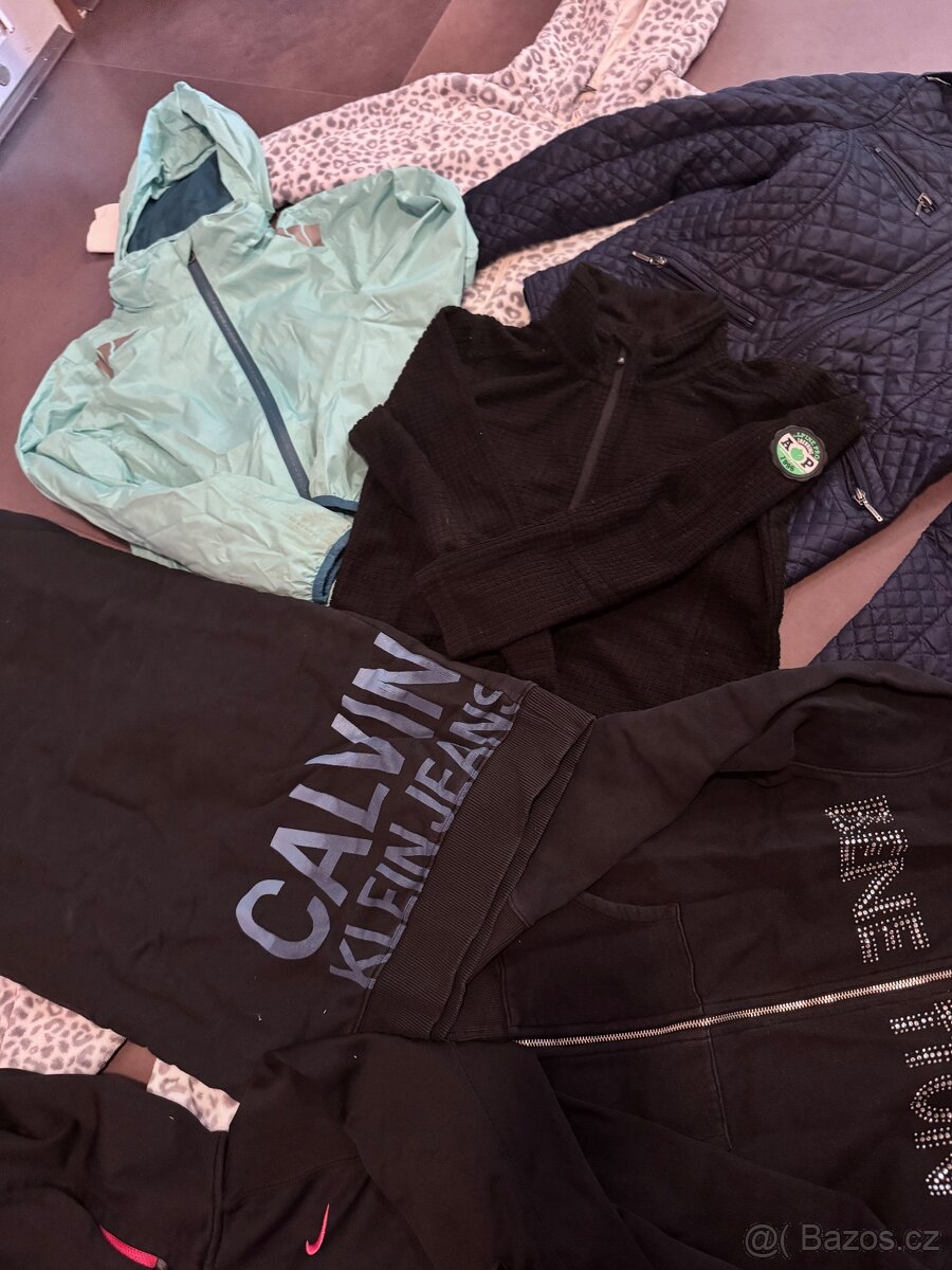 Prodám komplet oblečení, většinou značkové cca 9let