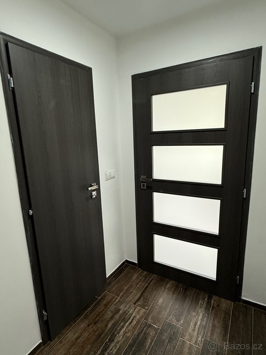 Dveře šedé 90 cm pravé a 60 cm levé