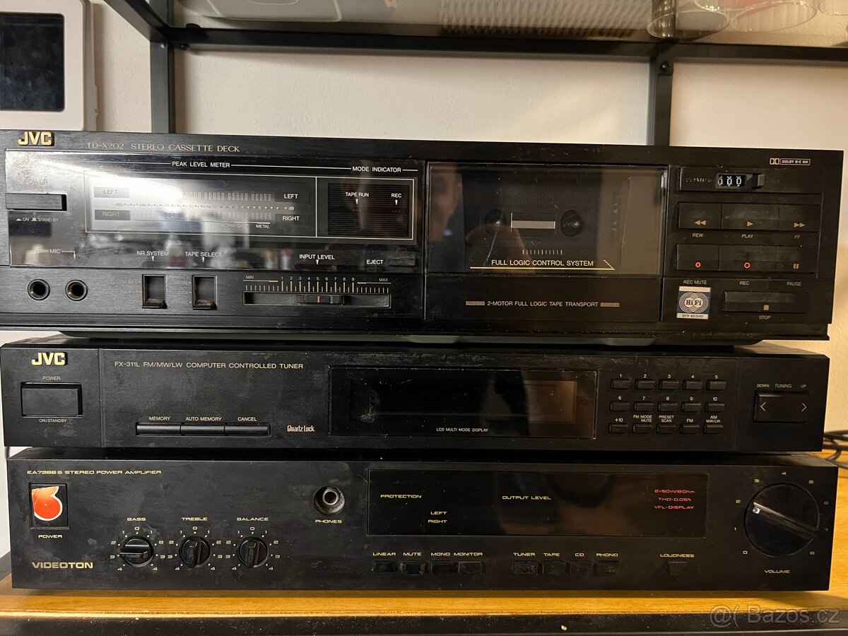 Hi - fí věž + reproduktory na železném stojánku