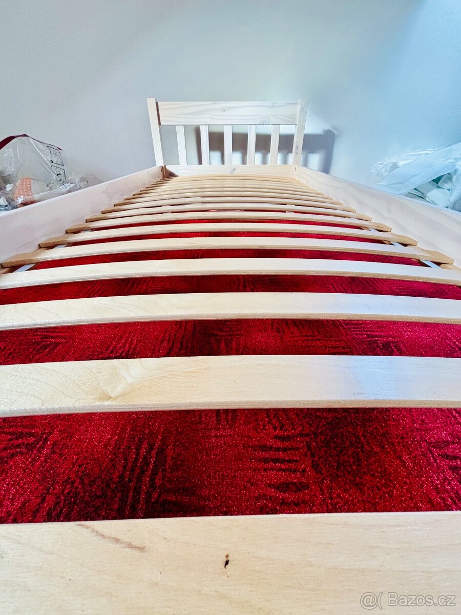 Dřevěná postel