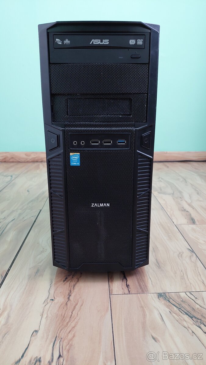Starší počítač s monitorem