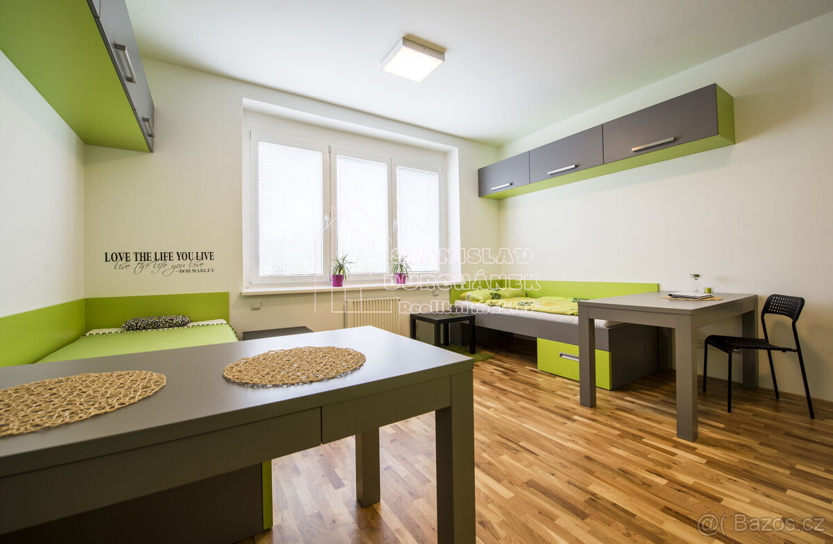 Pronájem samostatného pokoje s vlastním kuchyňským koutem, P