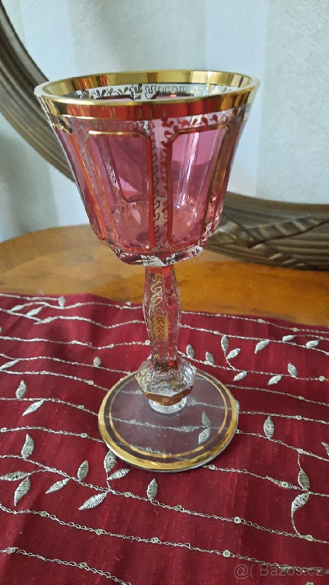 Sklenka na víno ze silnostěného růžového skla