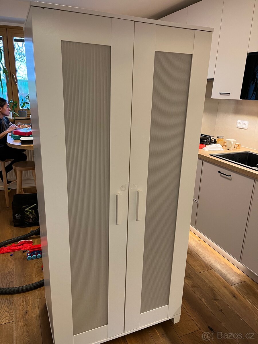 Bílá šatní skříň IKEA