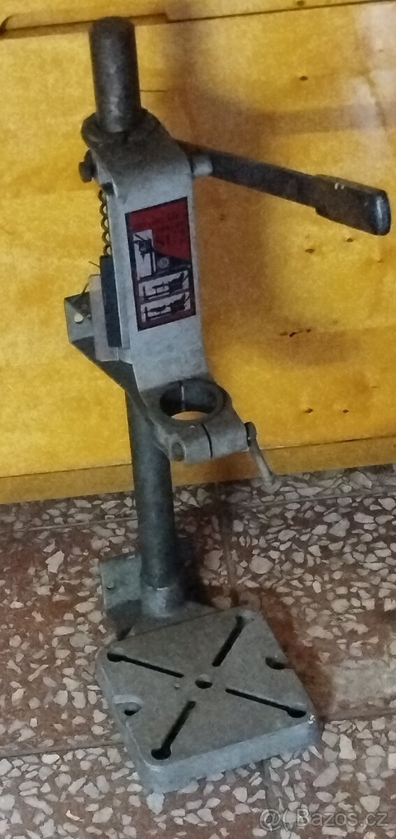 Stojan k ruční vrtačce