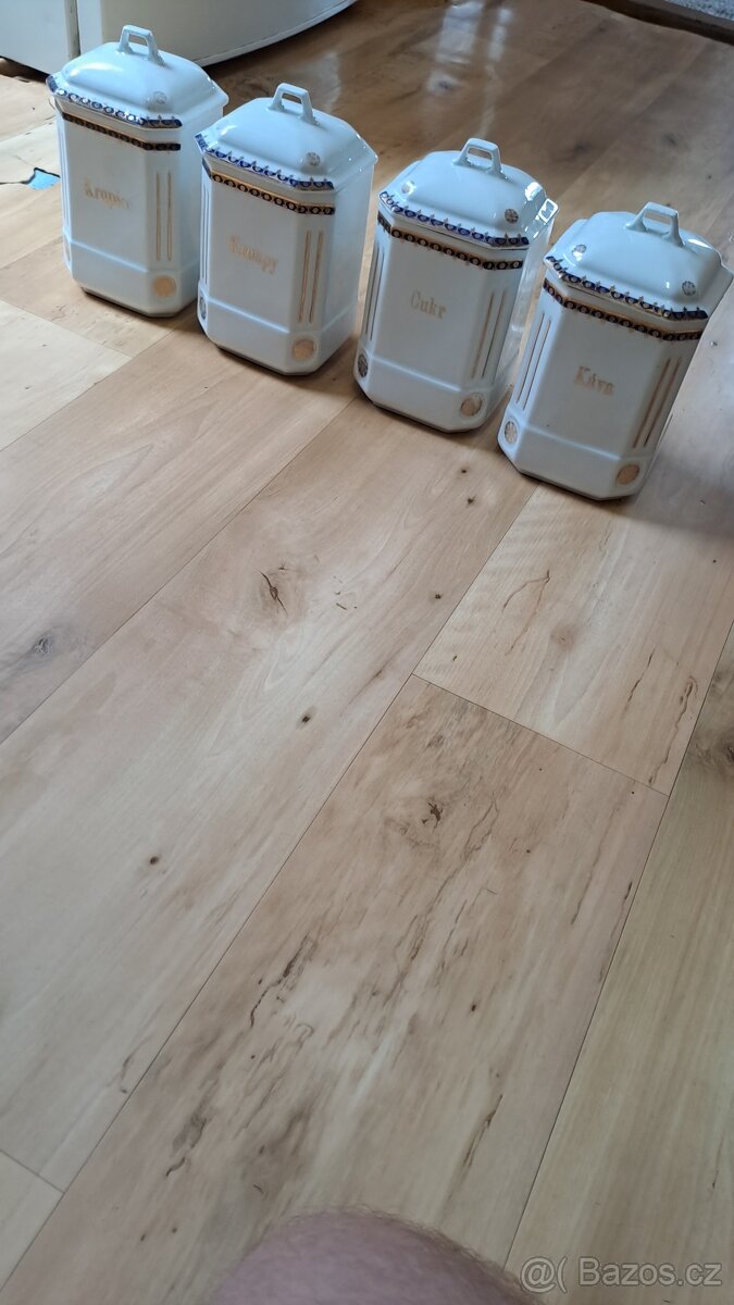 4 starožitných doz