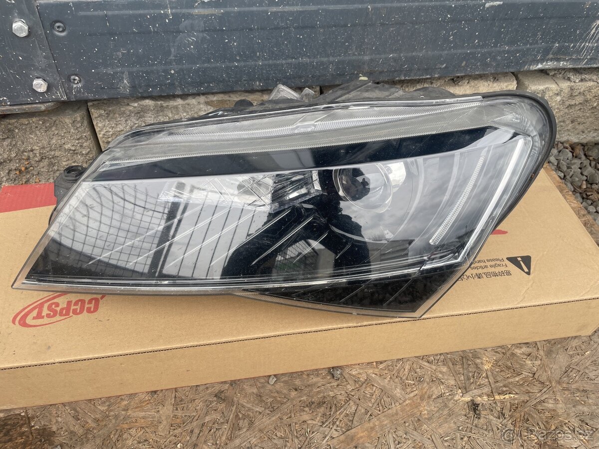 Škoda Superb 3 levý přední led Xenon