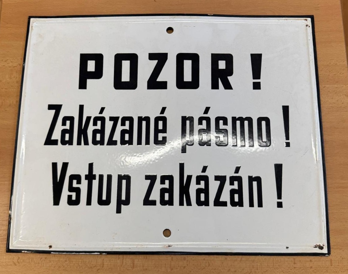 Vyhledávaná smalt cedule 50cm zakázané pásmo