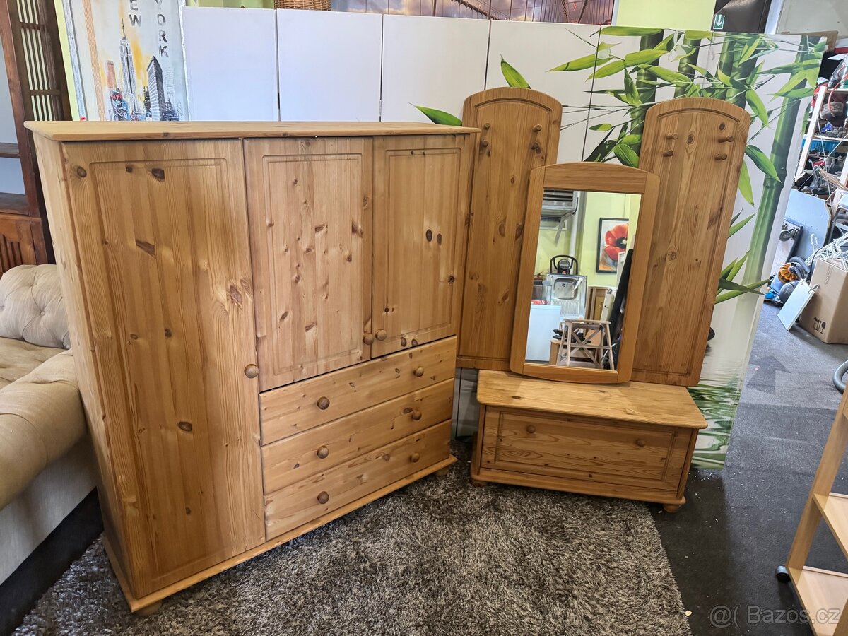 Krásná velká dřevěná komoda + botník,zrcadlo a věšáky