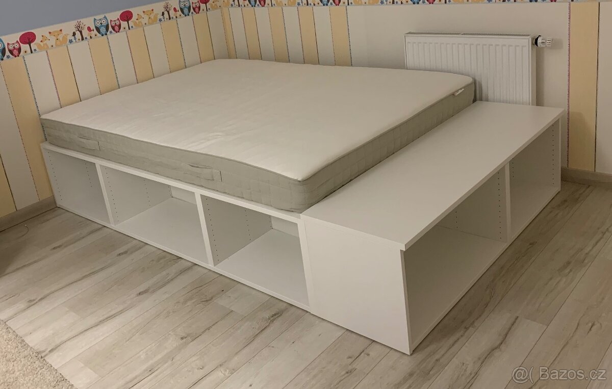 Elegantní postel s matrací a bohatým úložným prostorem