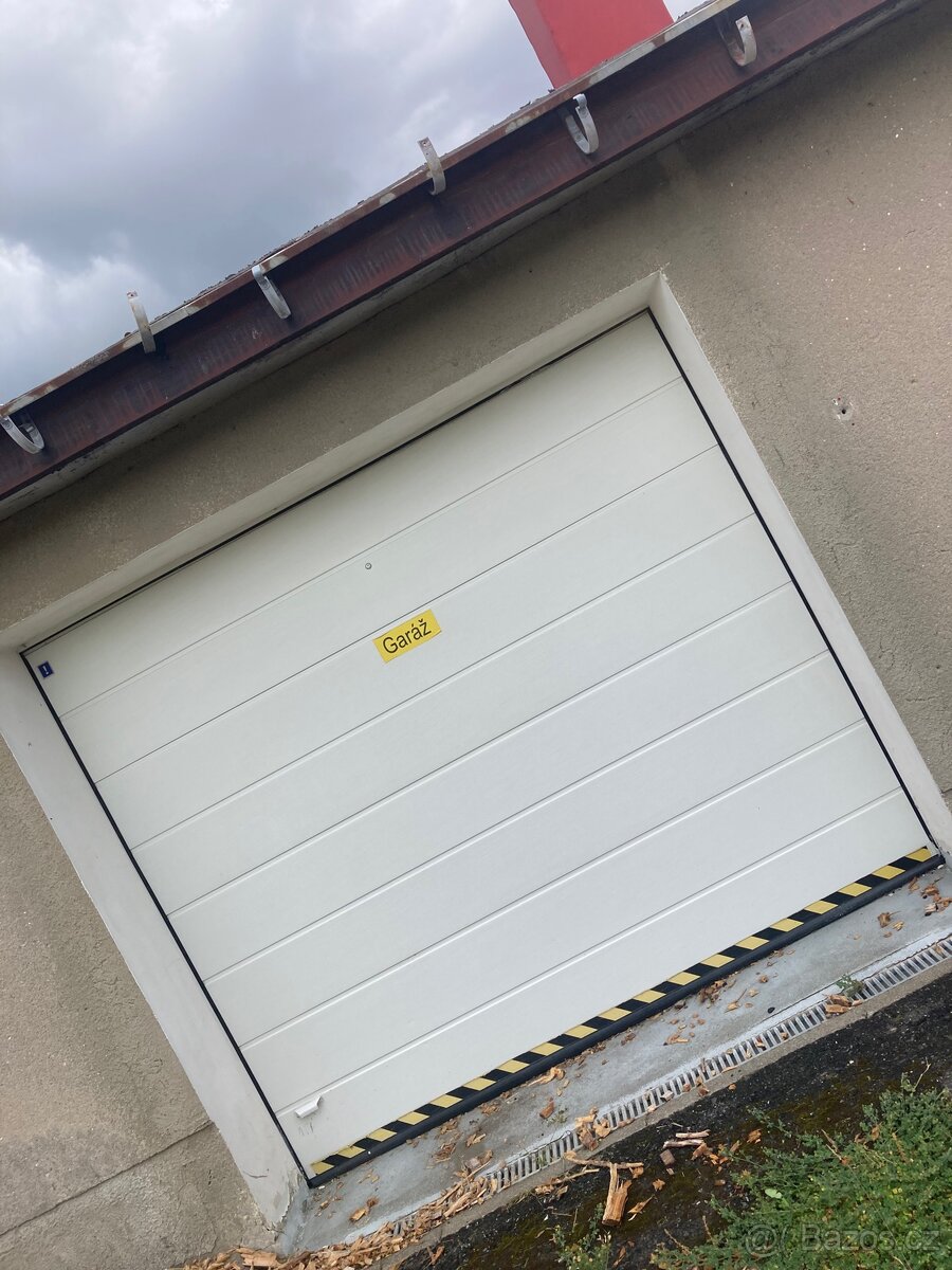 Starší sekční vrata garáže