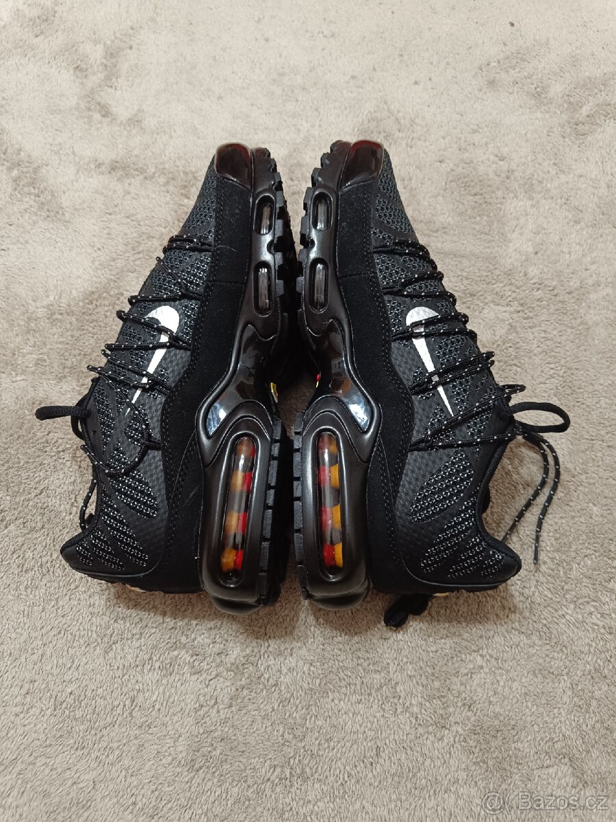 Nike air max plus - černý tkaničky