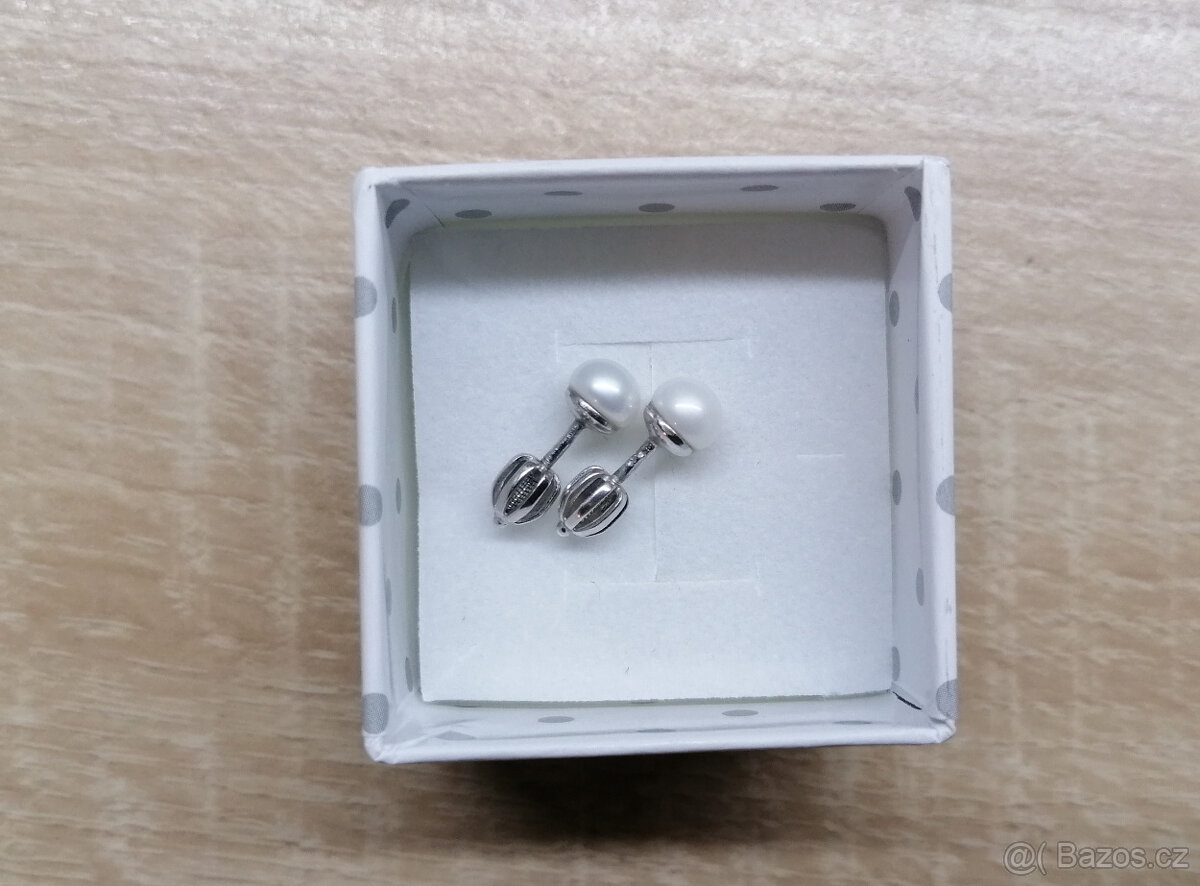 stříbrné naušnice s říční perlou