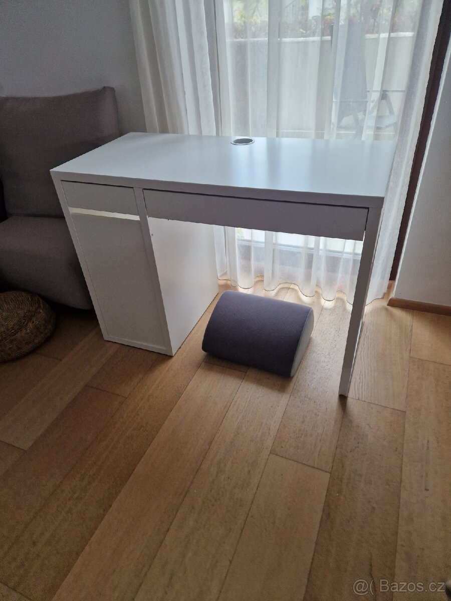 Stůl ikea Micke + podnožka + otočná židle s podsedákem
