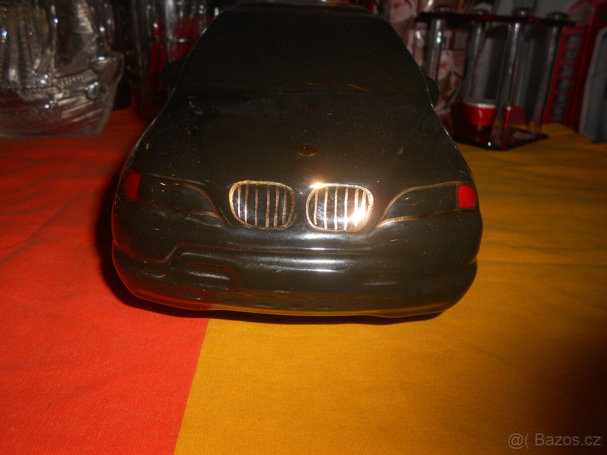Karafa na alkohol ve tvaru auta BMW