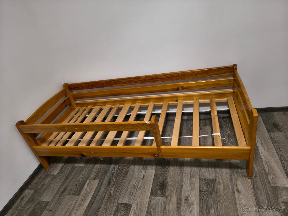 Dřevěné postel