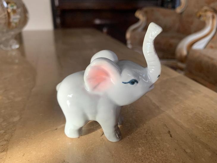 porcelánové sošky malé slony apd