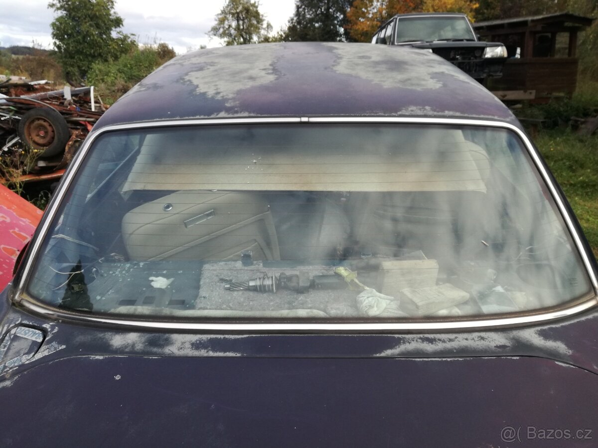 Jaguar XJ40 zadní okno
