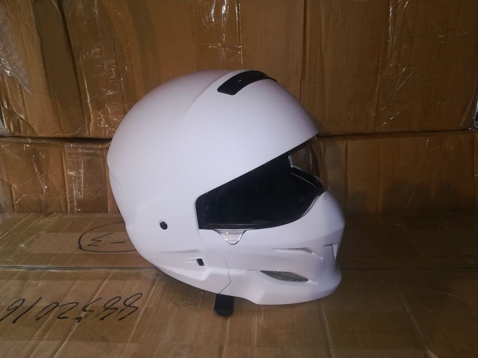 Nova helma s hledím na skůtr nebo elektrickou koloběžku