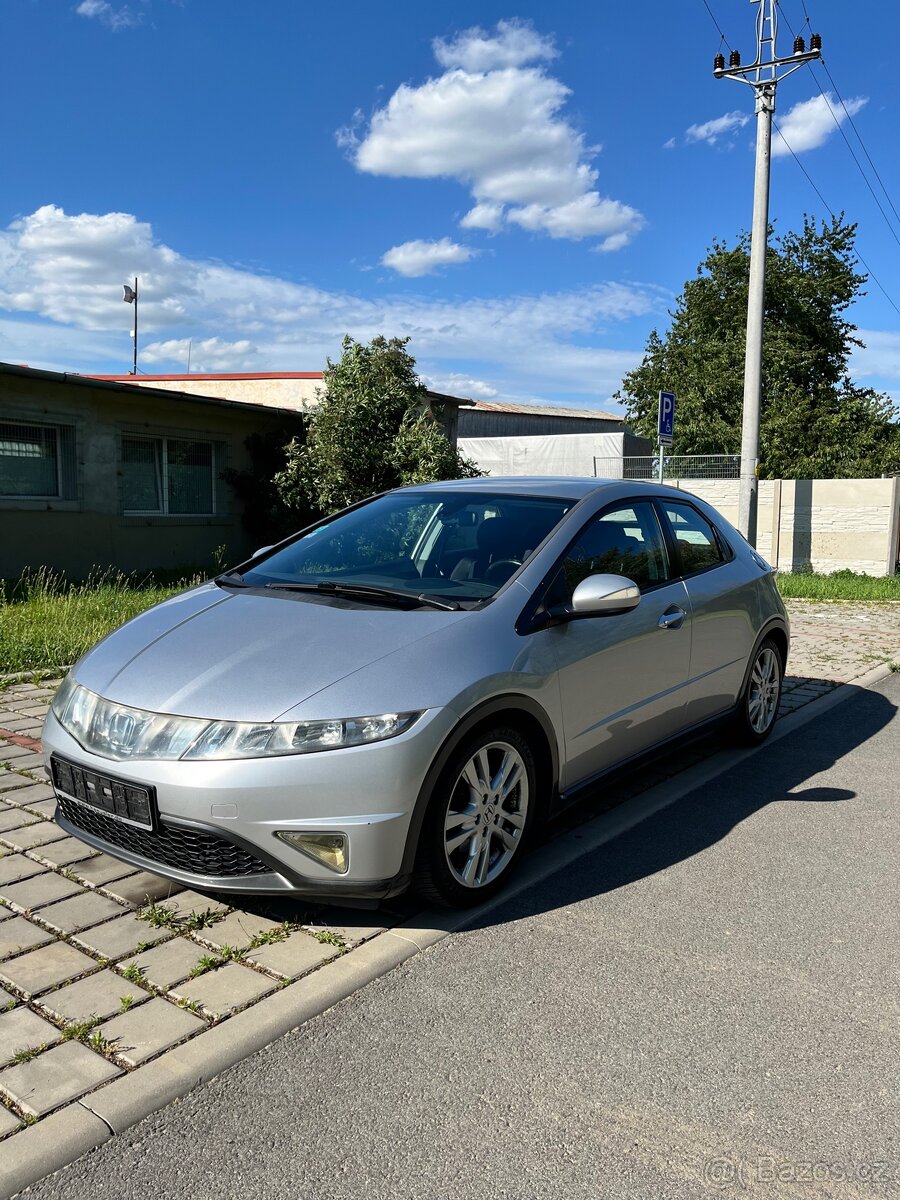 Prodám Hondu Civic 1.8 i-vtec po facelift