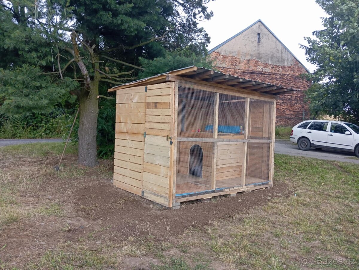 Dřevěný kotec pro psy.
