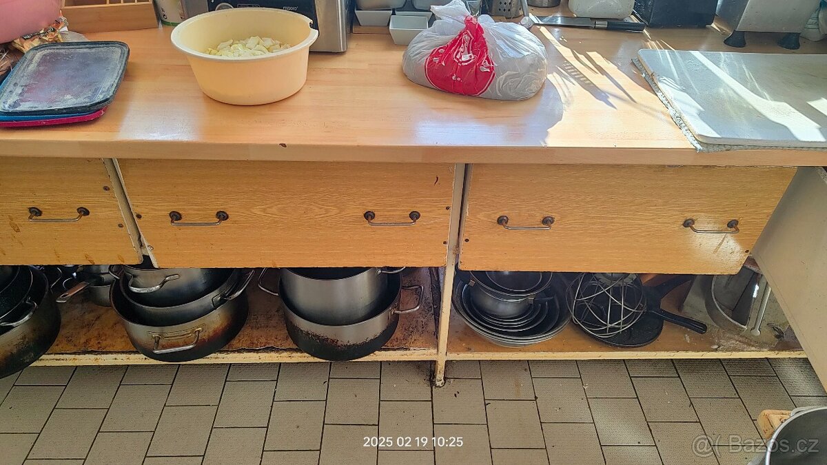 Pracovní kuchyňský stůl