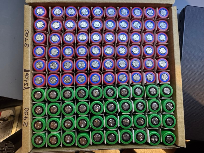 100kusů Li-Ion 18650 články baterie kapacita 2900 / 3100 mAh