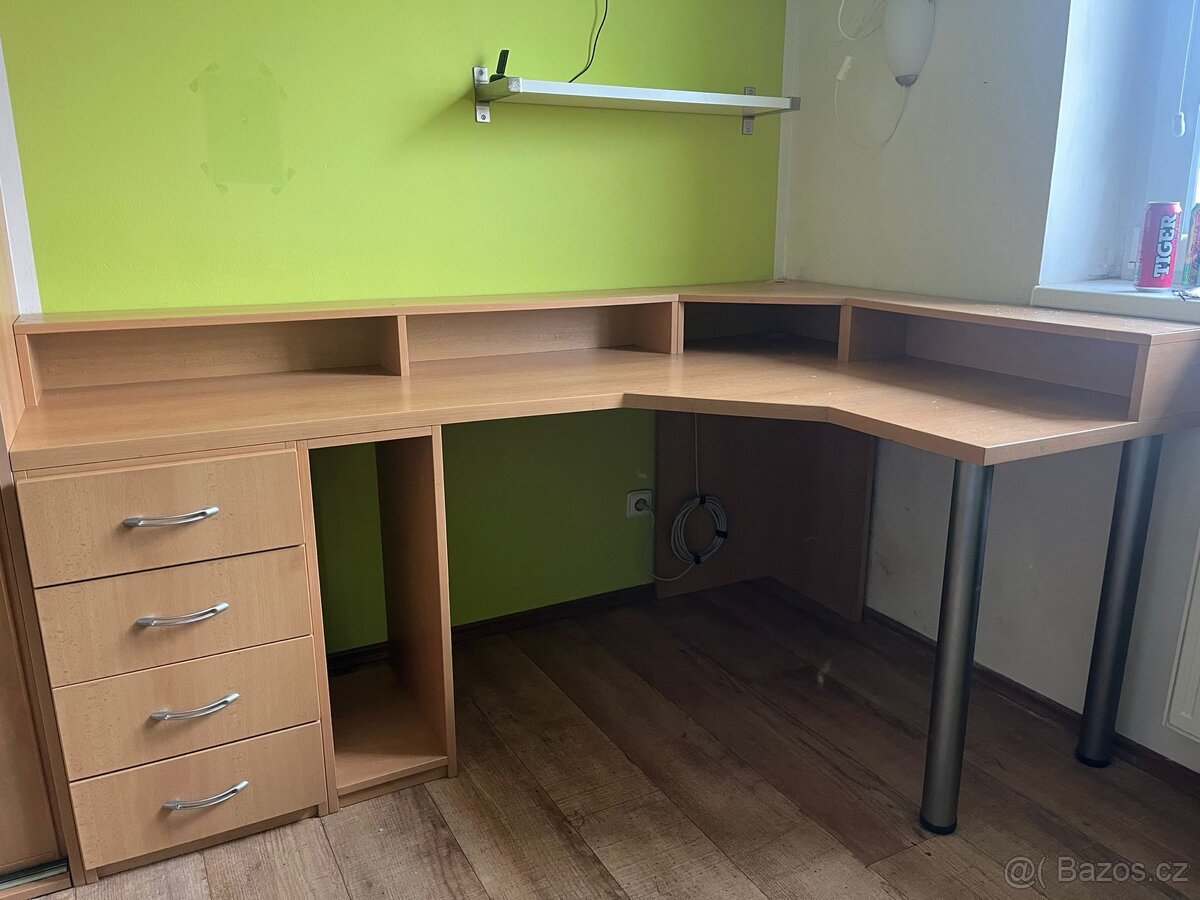 Rohový psací stůl