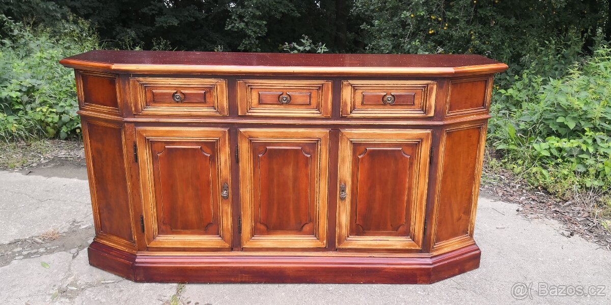 Masivní komoda s šuplíky