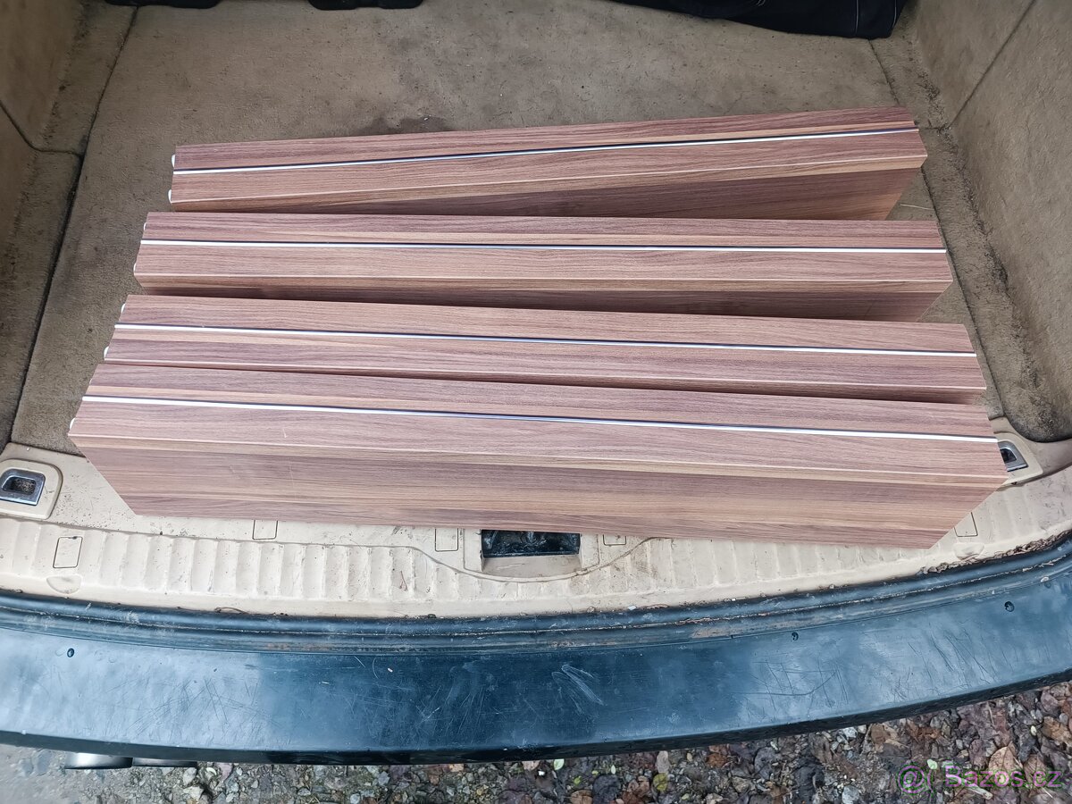 Velký skleneny jídelní stůl antracit